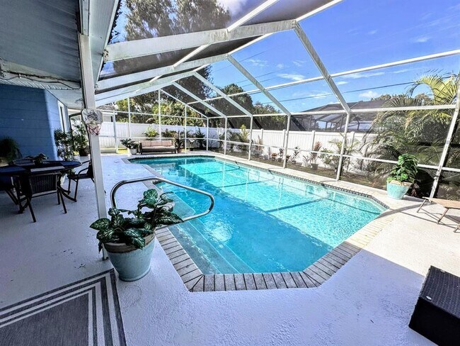 Building Photo - 3236 S Lockwood Ridge Rd