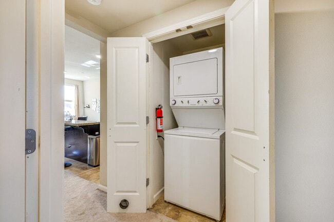 Building Photo - 140 Ivy Ave