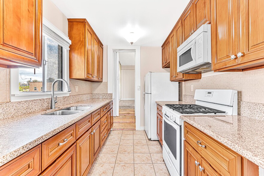 Building Photo - 1460 Gaviota Ave