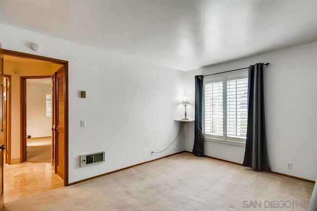 Building Photo - 8860 Villa La Jolla Dr