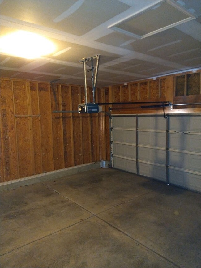 Building Photo - Your Next home is on a quiet cul-de-sac in Beavercreek!