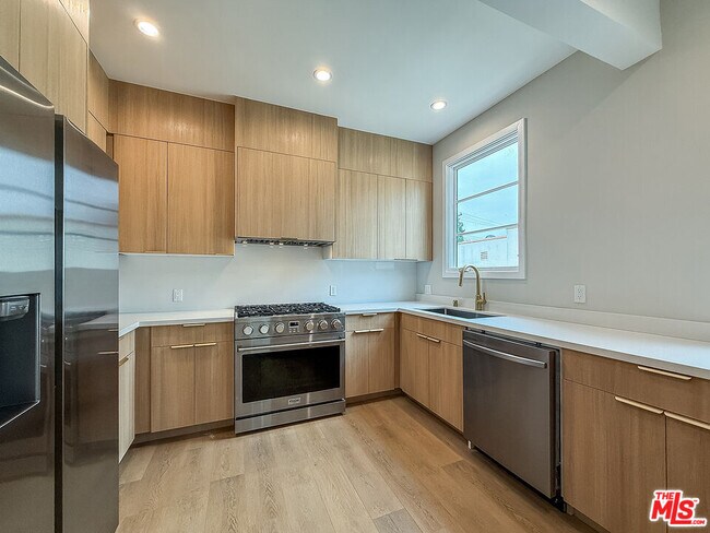 Building Photo - 150 N Arnaz Dr
