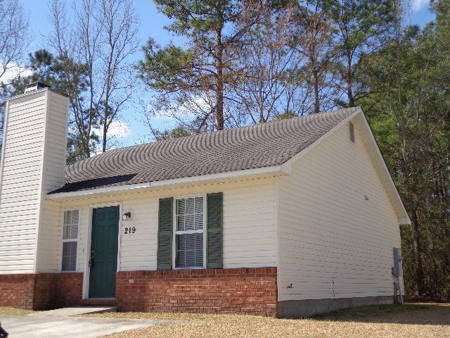 Building Photo - "Charming 2-Bed, 2-Bath Gem with Cozy Comf...
