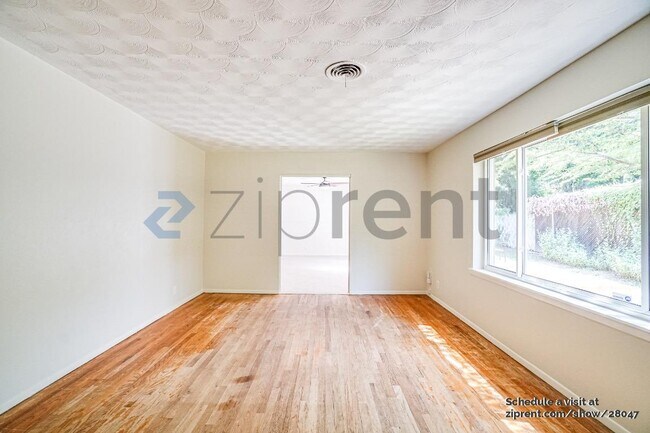 Building Photo - 1201 Ravenwood Dr