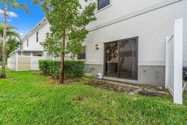 Building Photo - 1167 SW 7th Ct