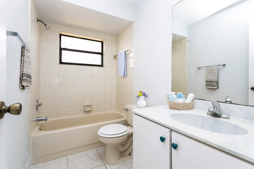 Building Photo - 636 Royalty Ct