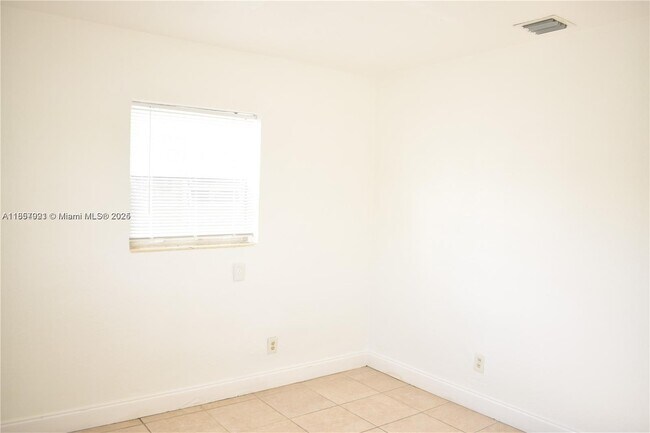 Building Photo - 633 NW 6th Ct