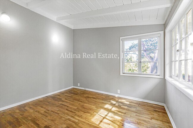 Building Photo - Private Country Setting!
