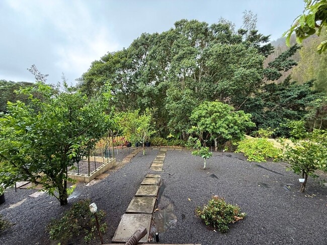 Building Photo - Beautiful 3 Bedroom / 2.5 Bathroom Home in Wailuku Heights!