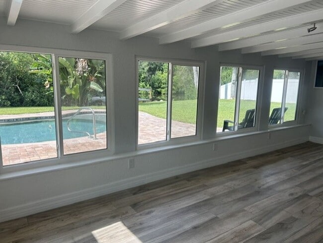Building Photo - Beautiful 2/2 with dock and boat access