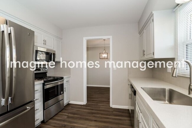 Building Photo - Remodeled 4 Bedroom Home in Overland Park!