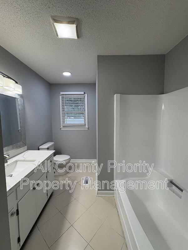 Building Photo - 513 Jones Ave