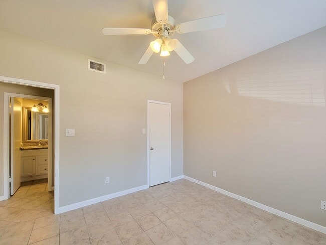 Building Photo - Prime Location in West University Area! First floor unit with open floor plan, tile floors throug...