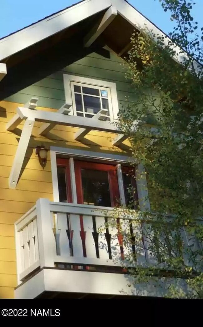 Building Photo - 907 W Summit Ave