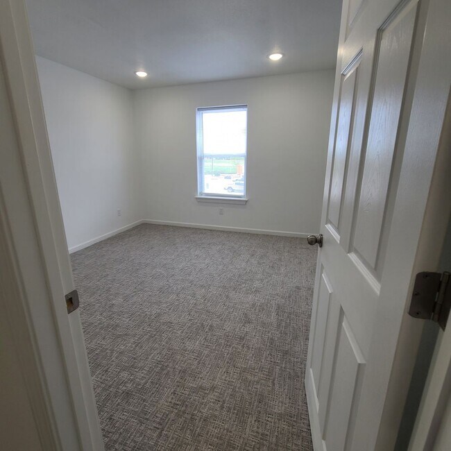 Building Photo - Townhomes Now Available in Strafford MO!