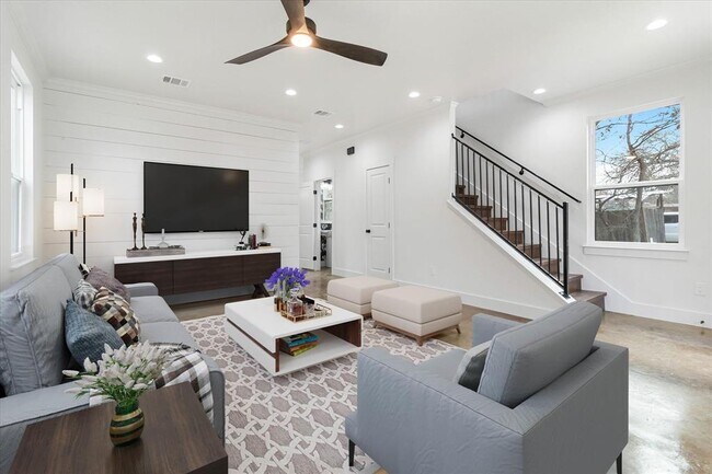 Building Photo - 114 Shady Bluff Dr