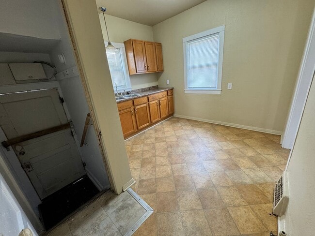 Building Photo - 3 Bedroom House