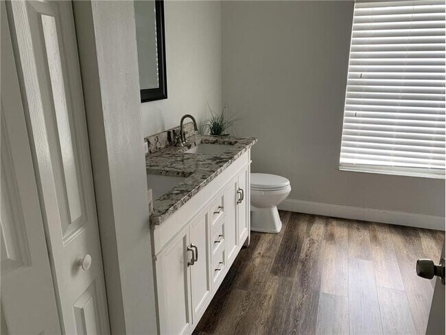 Building Photo - 998 SW N Globe Ave