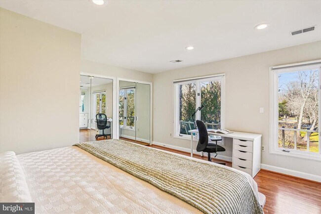 Building Photo - 9939 Bentcross Dr