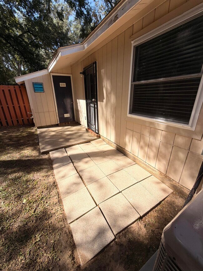 Building Photo - 2231 Treeo Ln