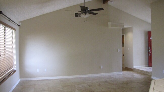 Building Photo - Home for Rent with Solar North Bakersfield