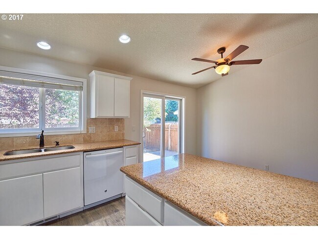 Building Photo - Lovely 3 Bed, 2 Bath Home in Dundee- Walking Distance to New Elementary School!