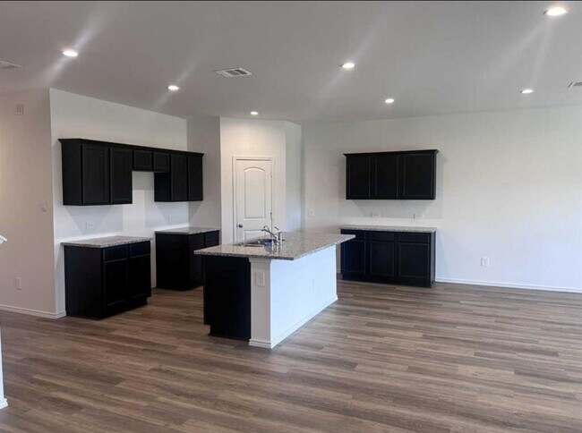 Building Photo - 15130 Pr Ml Dr