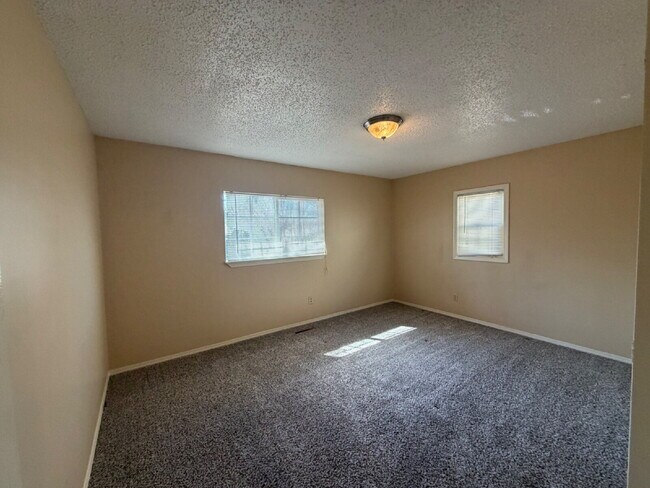 Building Photo - 2BR Duplex