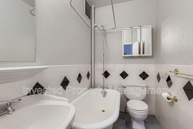 Building Photo - 1376 Pearl St