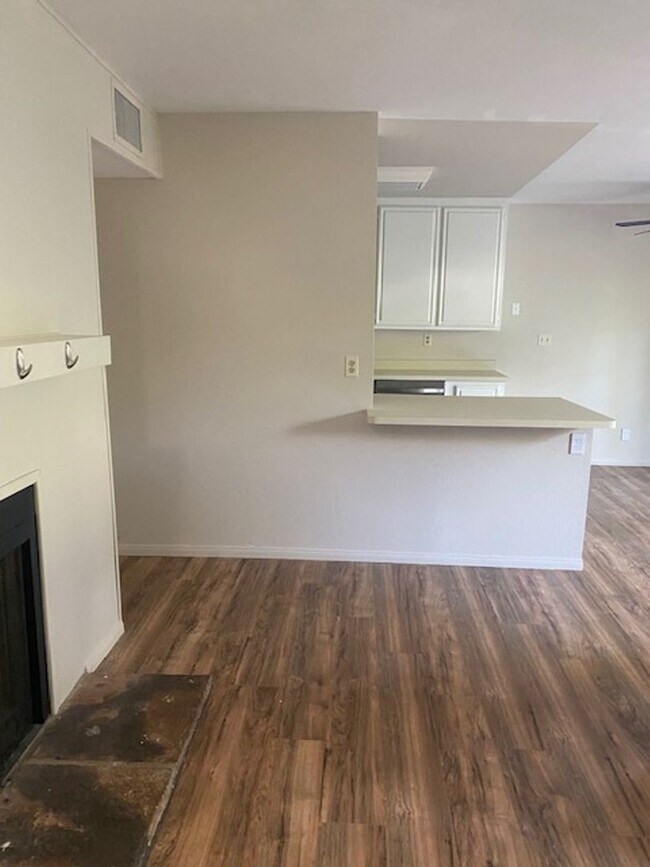 Building Photo - LOCATION, LOCATION 2 Bedroom 2 Bathroom Condo