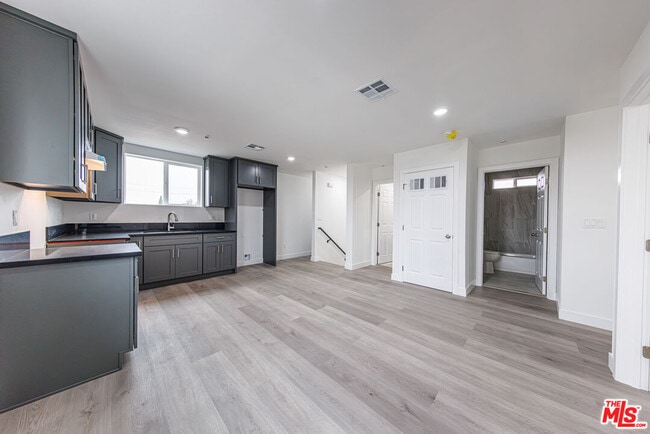 Building Photo - 1617 W 55th St