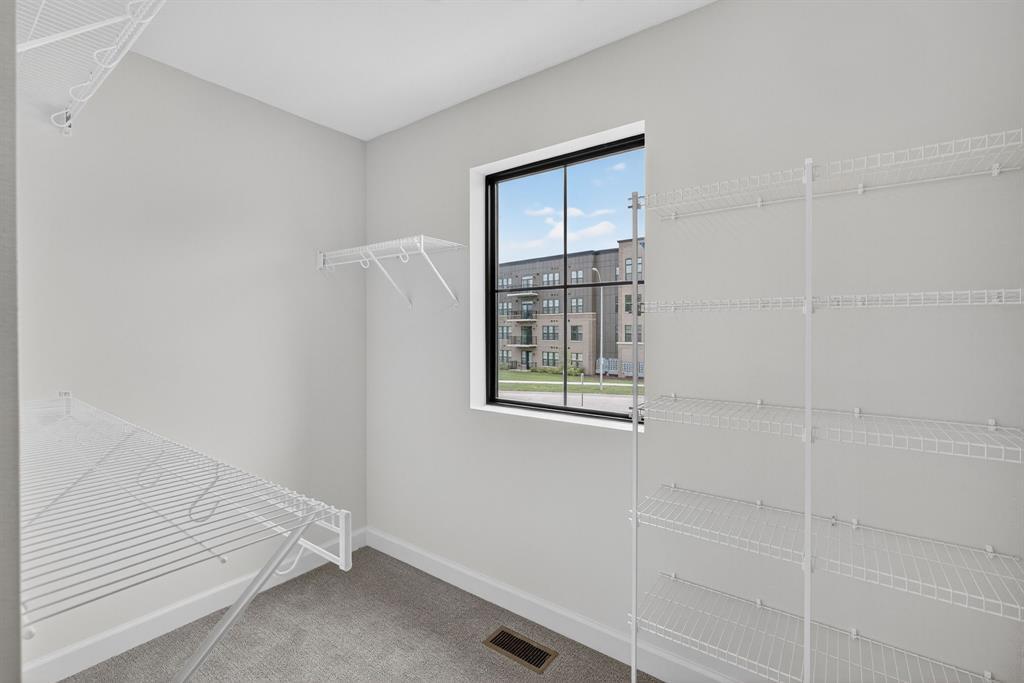 Building Photo - 933 Prime St