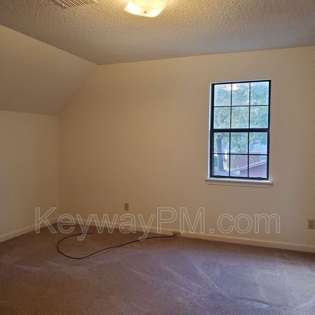 Building Photo - 231 Brooks Dr
