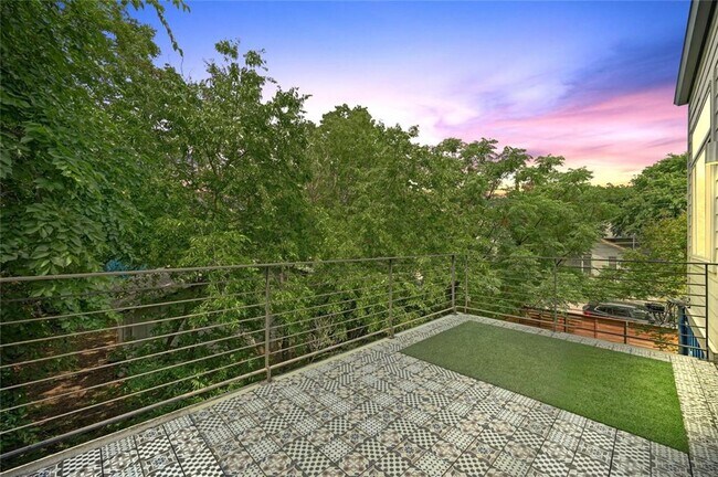 Building Photo - Chic on Chestnut!