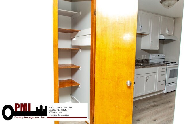 Building Photo - 2 Bedroom and 1.5 Bathroom Apartment Avail...