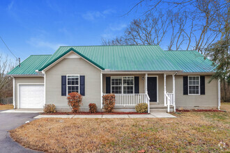 Building Photo - Bright & Spacious Home