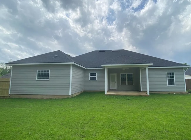 Building Photo - Spacious 4BR/2BA Home with Open Floor Plan, Granite Kitchen & Privacy Fence in Valdosta