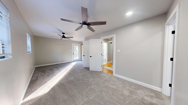 Building Photo - 1033 E 51st Pl