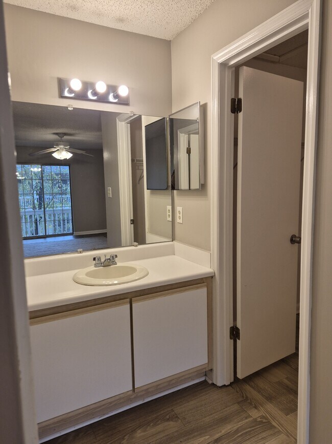 Building Photo - 2092 S Sherwood Dr