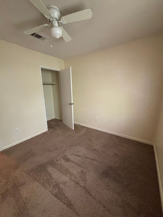 Building Photo - RG-139 Valencia Dr.