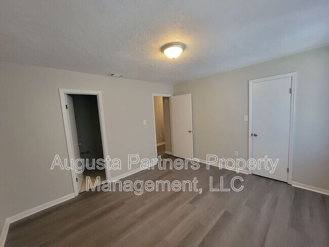 Building Photo - 3921 Miramar Dr Ext