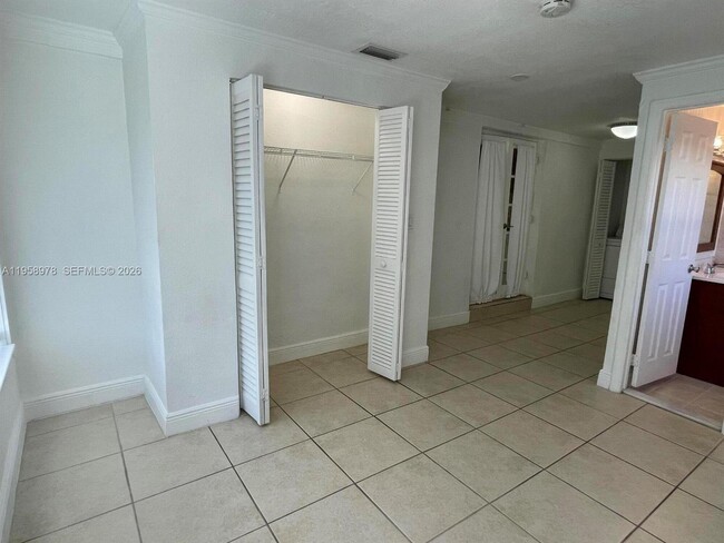 Building Photo - 1021 N Victoria Park Rd