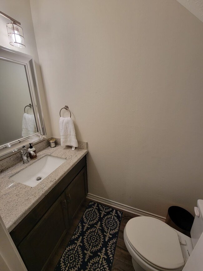 Building Photo - Bryan - 2-bedroom / 1.5-bath / 2 story Tow...