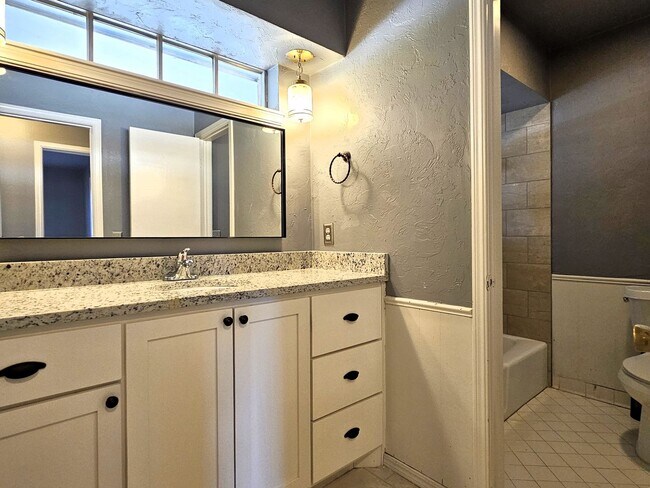 Building Photo - Beautiful 2 Bed 2 Bath Moments Away From L...