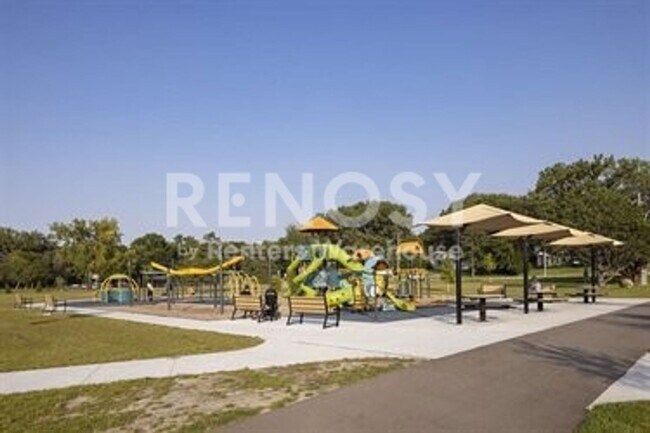 Building Photo - Available Now 2 Bedroom 1 Bath Condo in Fridley