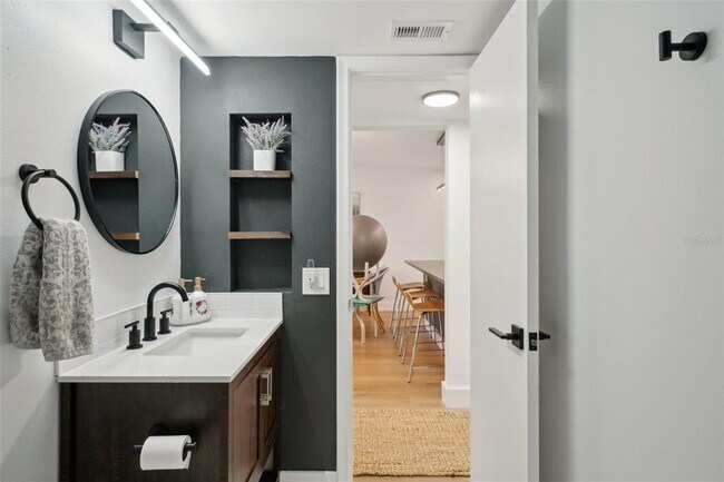 Building Photo - 6277 Bahia Del Mar Blvd S