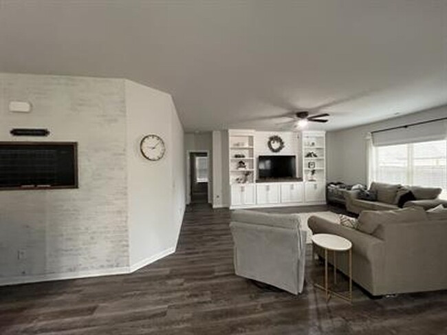 Building Photo - Beautiful 4-Bedroom Home with Office, Bonu...