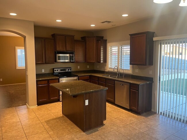 Building Photo - 16412 W Hope Dr