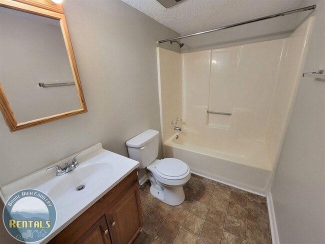 Building Photo - Kingswood Condo #26 - Walking Distance to Campus!