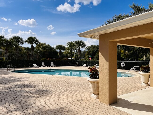 Building Photo - Gorgeous 3-bedroom, 2 1/2-bath End Unit To...